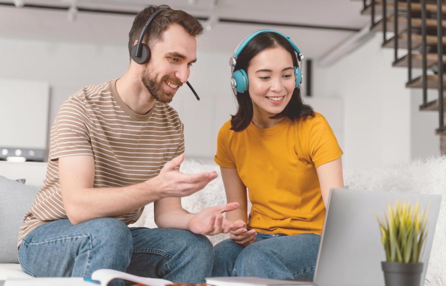 Teamarbeit bei der Budgetplanung mit Dokumenten und Laptops